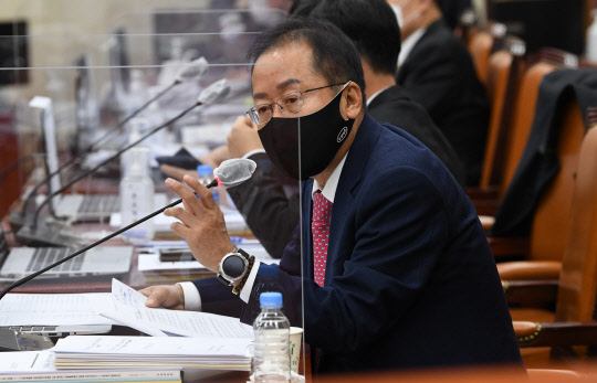 무소속 홍준표 의원이 9일 국회 국방위원회 전체회의에서 질의하고 있다.   연합뉴스